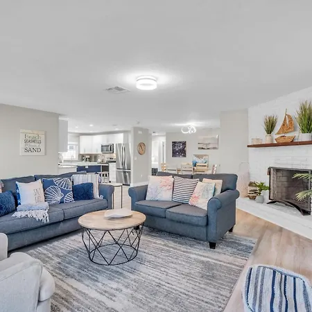 Relax Poolside & Walk Or Bike To The Beach From This Amazing Naples Pool Home!